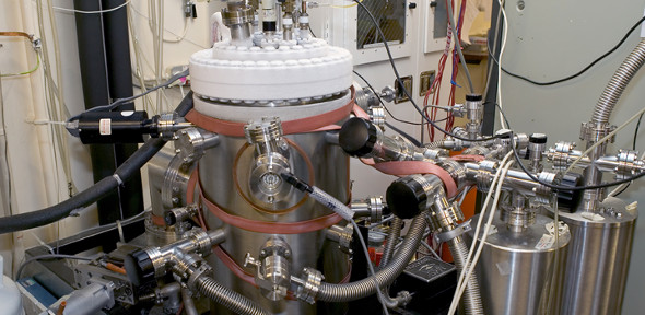 Ultra-high vacuum system, cooled with liquid nitrogen.